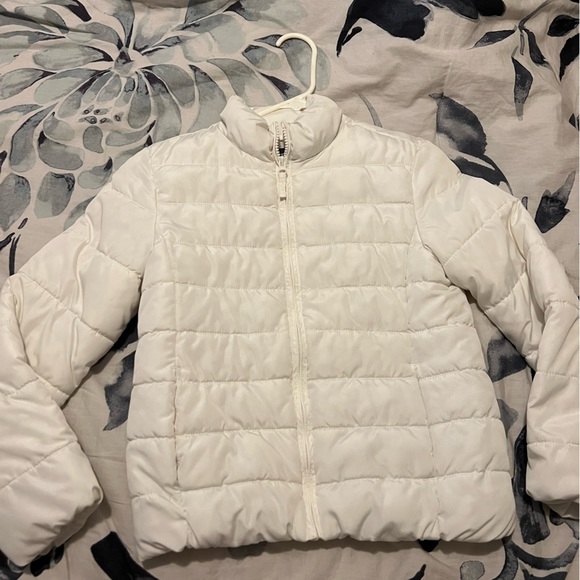 Girls White Puffer winter jacket. Used. Worn occasionally but not really. - Picture 1 of 3